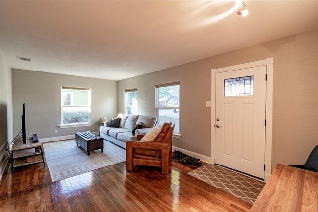 Building Photo - 301 Genard St
