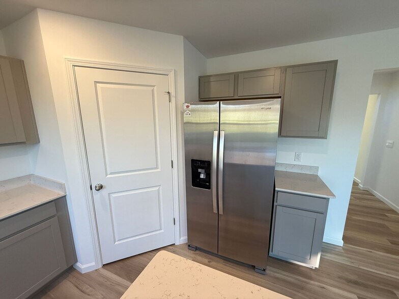 Building Photo - 3902 Bradley Dr