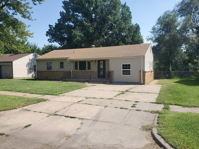 Building Photo - Single family home Recently renovated, mov...