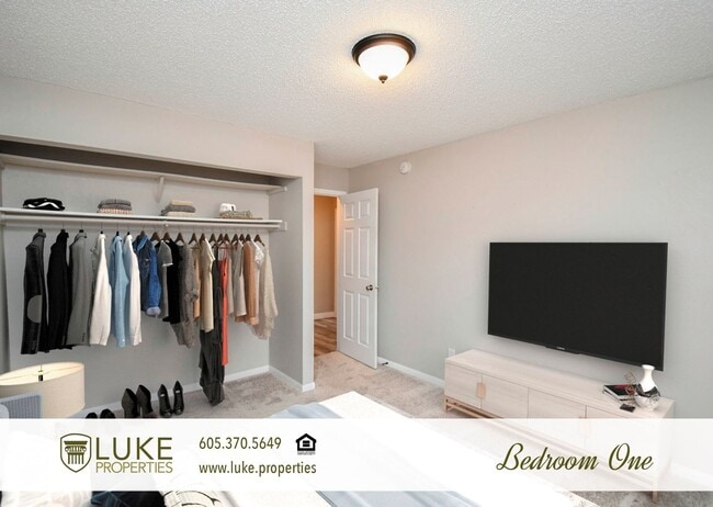 Building Photo - 405 S Sycamore Ave