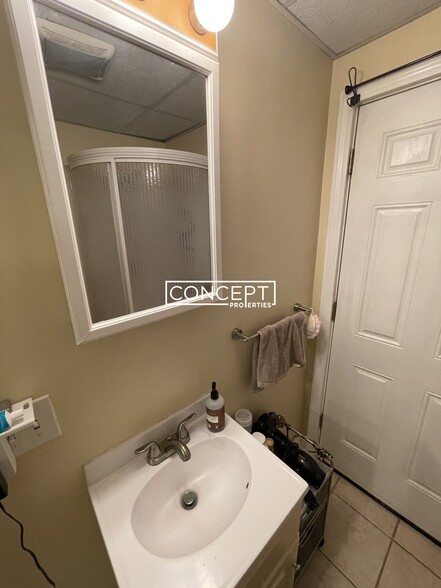 Building Photo - 735 Somerville Ave