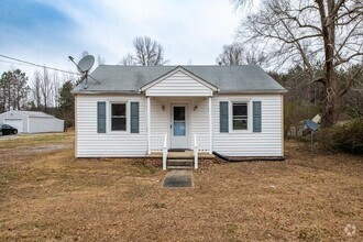 Building Photo - Cozy 2/1 with large backyard