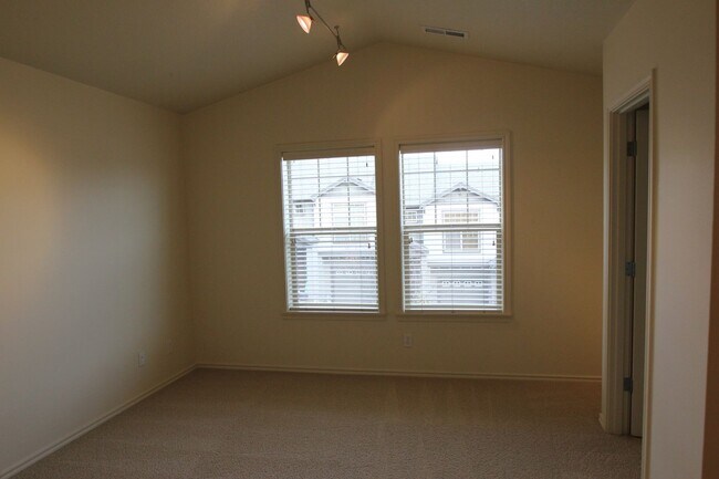 Building Photo - Progress Ridge end unit Townhome! Can't miss!