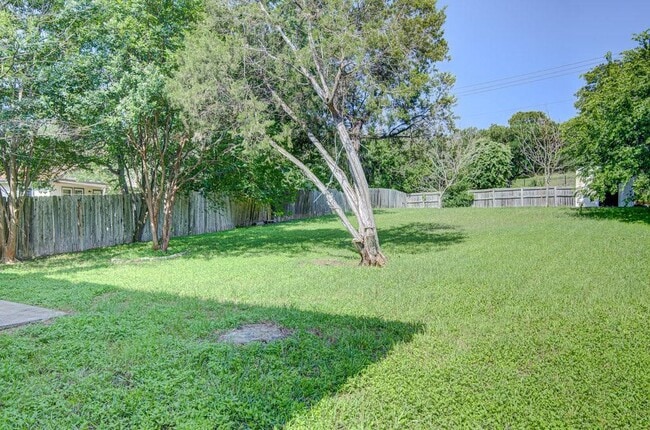Building Photo - 8710 Piney Creek Bend