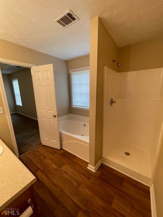 Building Photo - 100 Oak Hill Dr