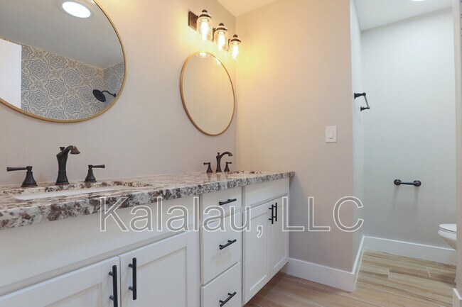 Building Photo - 1817 E Alameda Dr