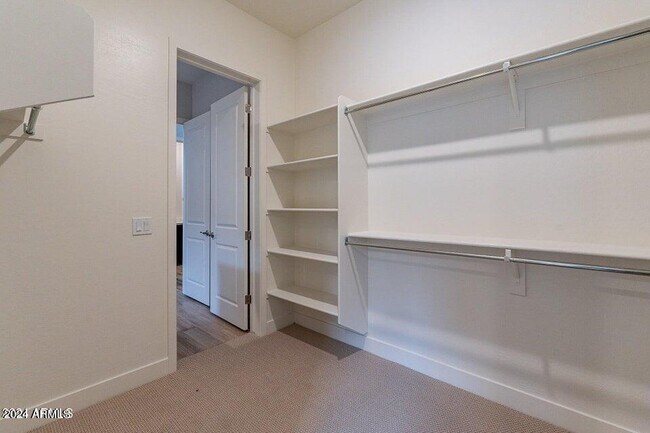Building Photo - 21390 W Meadowbrook Ave