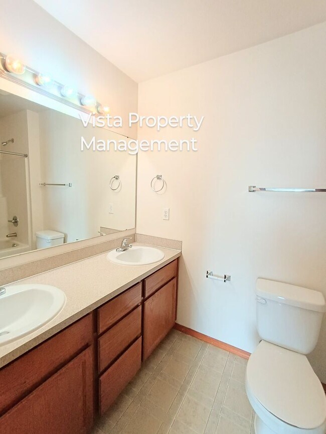 Building Photo - 2 Bedroom 2.5 bath BIG Townhouse with garage - minutes from JBLM East Gate