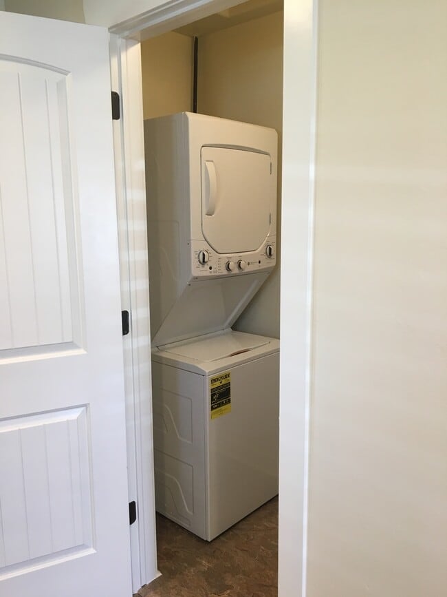 Building Photo - Upstairs Apartment of a Single Family Home