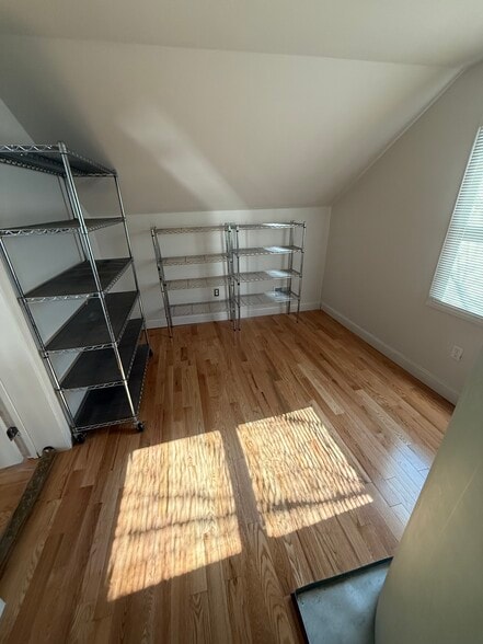 Building Photo - 943 Williams St