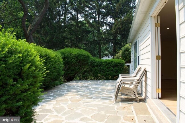 Building Photo - 414 Warren Rd