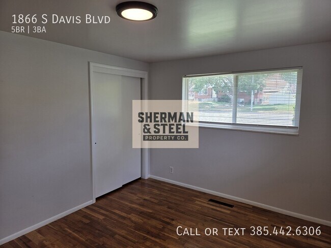 Building Photo - 1866 S Davis Blvd