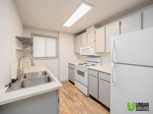 Building Photo - Charming 2-Bedroom Downstairs Condo with Community Pool