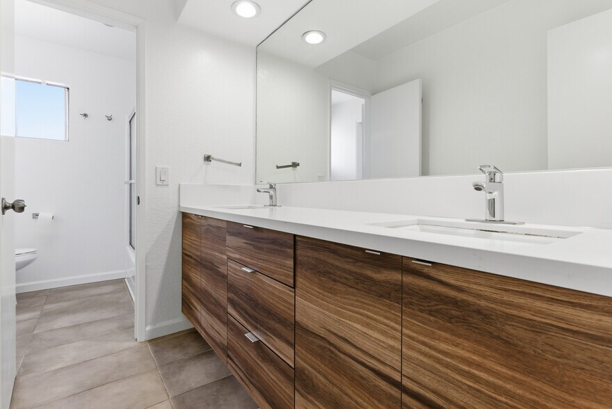 Building Photo - 1083 1/2 W Kensington Rd