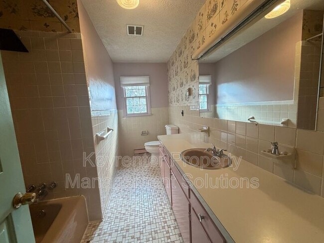 Building Photo - 907 Ladd Rd