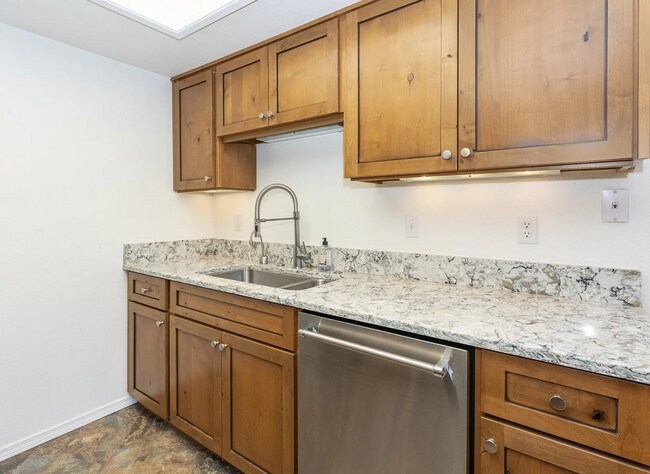 Building Photo - 2 bed, 2 bath rental condo in Lake Oswego ...