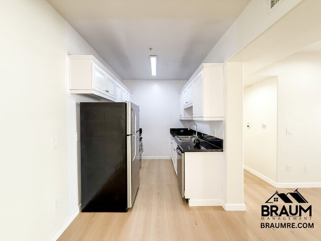 Building Photo - 10849 Fruitland Dr