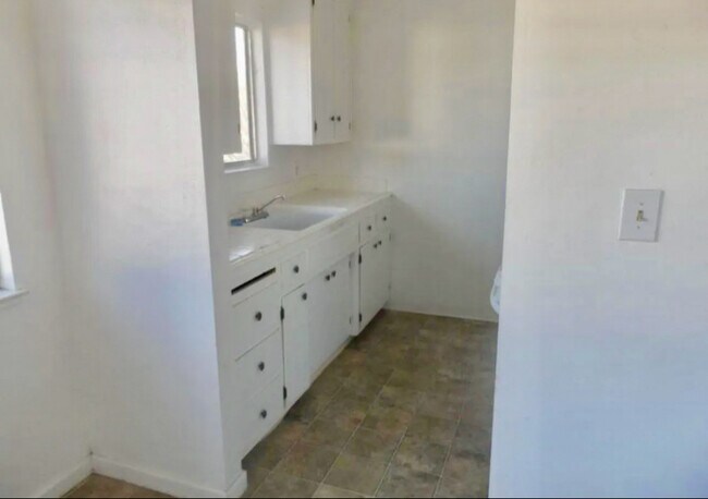 Building Photo - 1331 Pinetree Dr