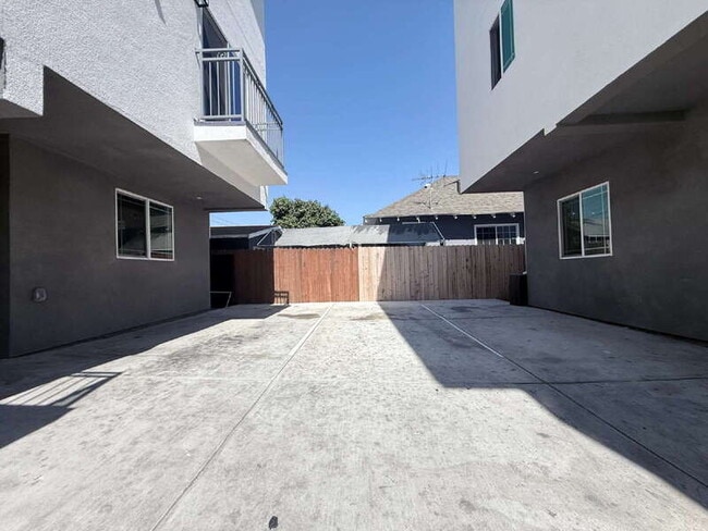 Building Photo - 1731 E 68th St