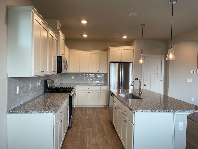 Building Photo - Lovely 4 Bed 2.5 Bath Home! Located near t...