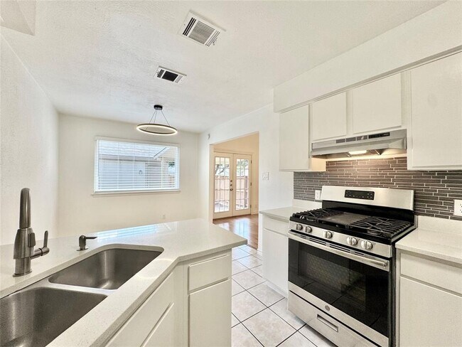 Building Photo - 1423 W Braker Ln