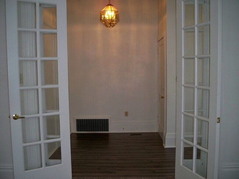 Building Photo - 1023 S College St