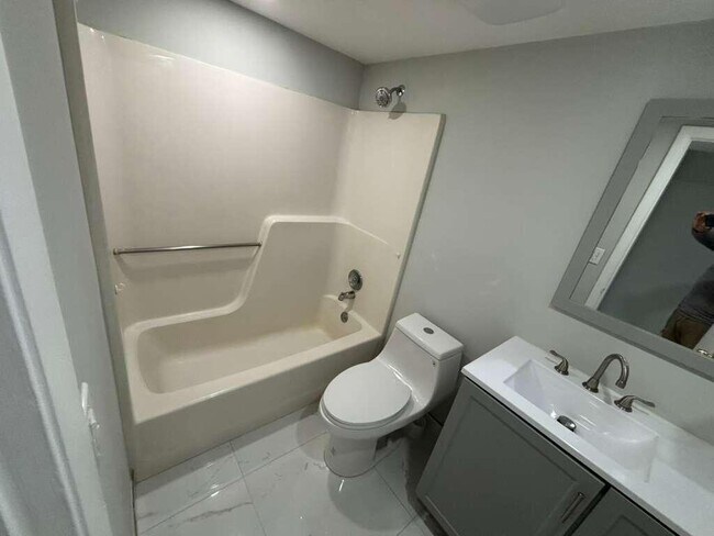 Building Photo - 21913 Lake Forest Cir