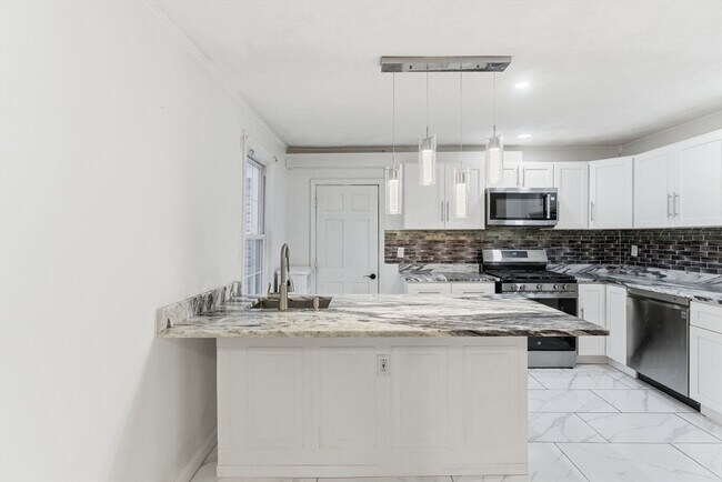 Building Photo - 16 Floyd St