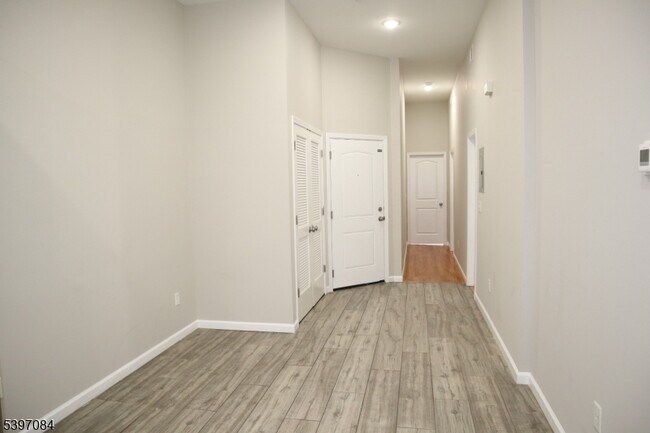 Building Photo - 154 Garside St