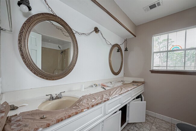 Building Photo - 811 Loire Ln