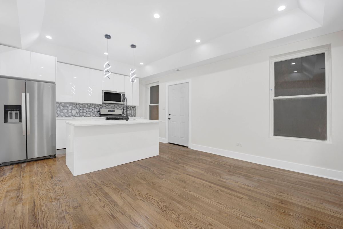 Building Photo - 4927 S Prairie Ave