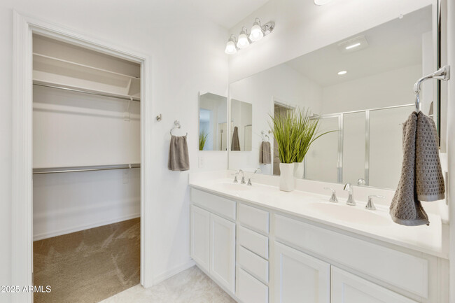 Building Photo - 5854 S Del Rancho