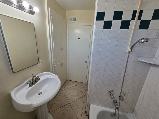 Building Photo - Charming 3-Bedroom, 2-Bath Home in Desirab...