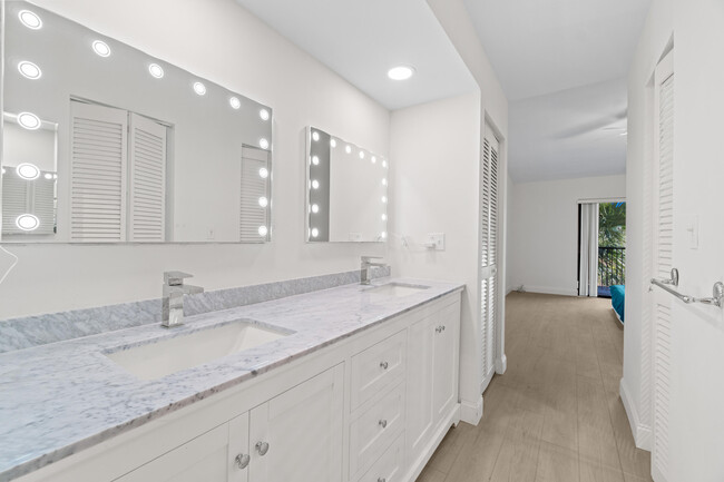 Building Photo - 5054 Golfview Ct