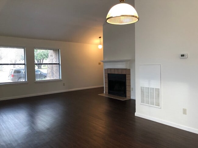 Building Photo - 208 E Denton Dr