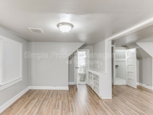 Building Photo - 730 N Louisa Ave