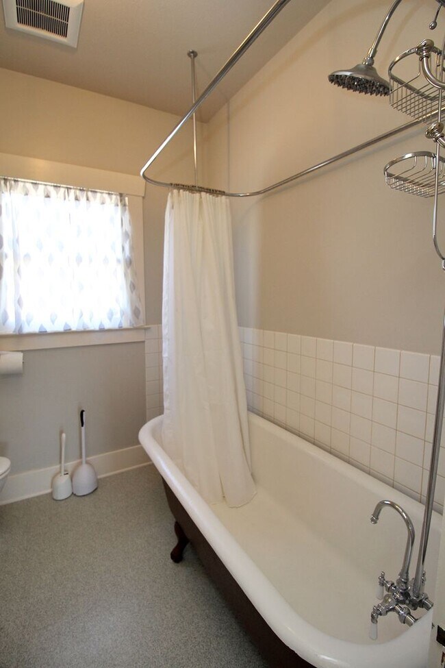 Building Photo - 6435 NE Cleveland Ave