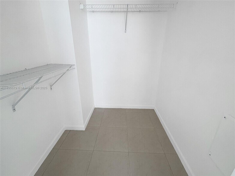 Building Photo - 2000 N Bayshore Dr