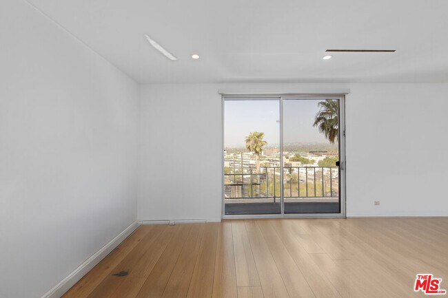 Building Photo - 100 S Doheny Dr