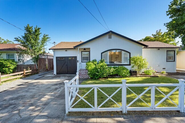Building Photo - Updated 3 bedroom 2 bathroom single family home within walking distance to the Sonoma Town Square...