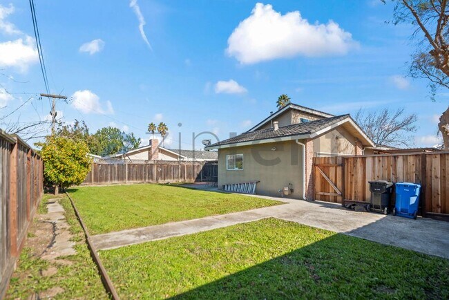 Building Photo - 41861 Maywood St