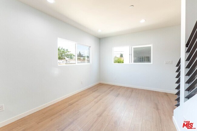 Building Photo - 756 N Ridgewood Pl