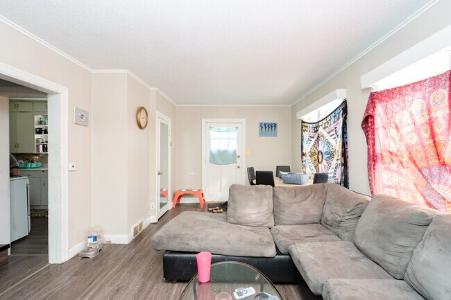 Building Photo - 1317 State St