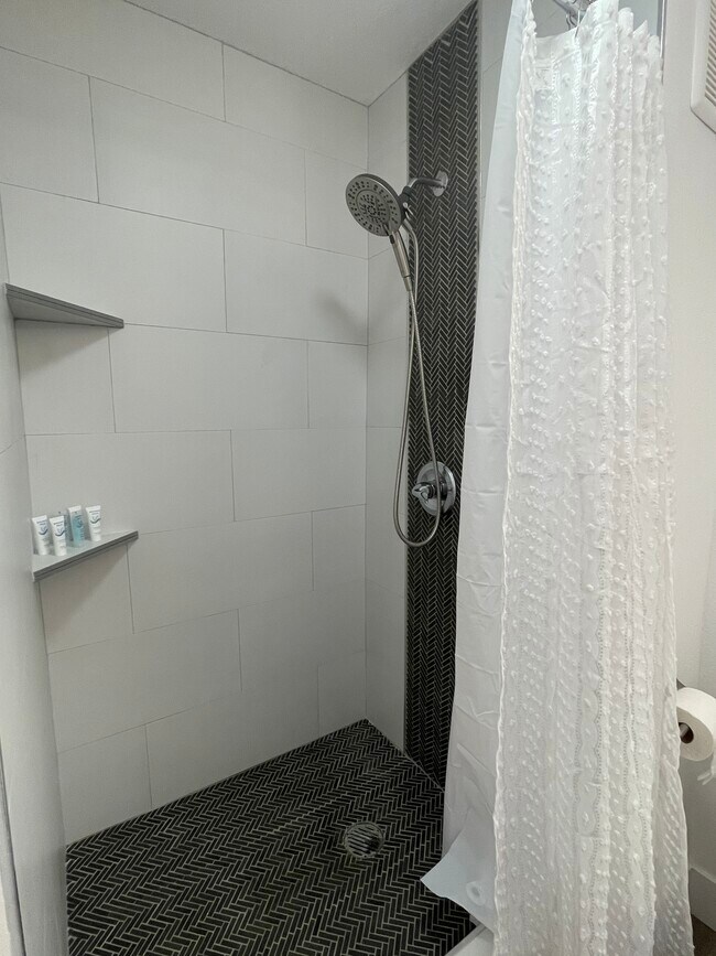 Building Photo - 435 Seaside Ave