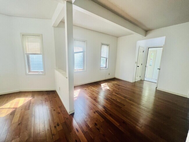 Building Photo - "Spacious 5-Bedroom Retreat with Elegant Hardwood Floors in Vibrant Minneapolis Neighborhood!"