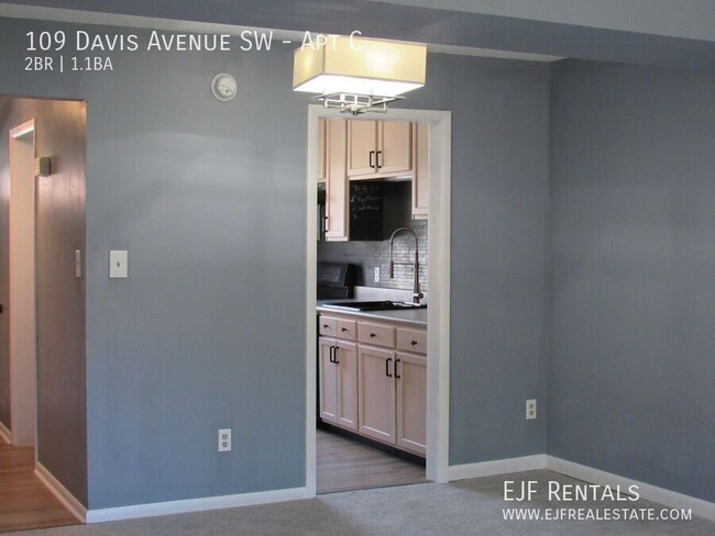 Building Photo - Two Bedroom Townhouse Style Condo