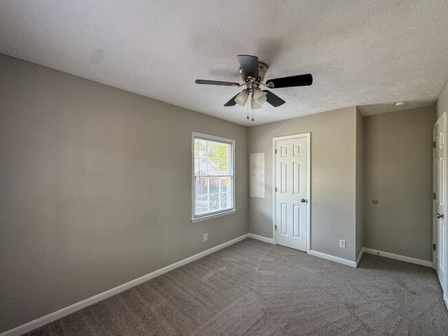 Building Photo - Charming 3 Bed 2 Bath Home with Fenced Yard