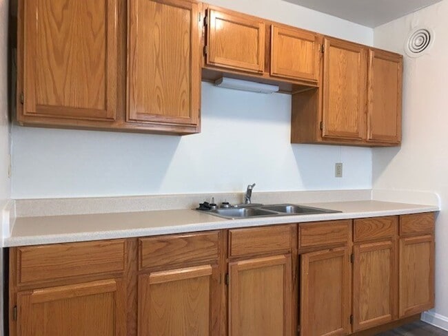 Building Photo - 2 Bed 1 Bath
