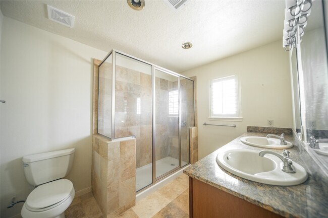 Building Photo - 13927 Lynnwood Ln