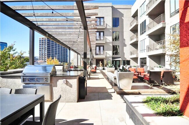 Building Photo - Sun Soaked Penthouse in Dallas